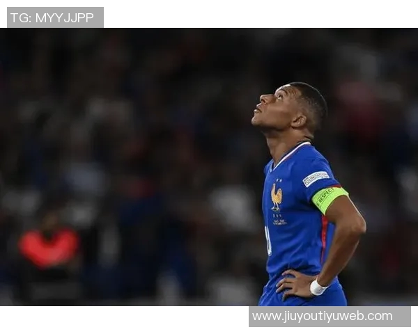 姆巴佩脚踝受伤后仍坚持为国家队出战再度扭伤引发关注 姆巴佩脚踝受伤后仍坚持为国家队出战再度扭伤引发关注