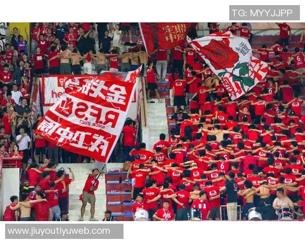 河南球迷热情高涨足协杯决赛现场人潮涌动北京球迷人数相对较少 河南球迷热情高涨足协杯决赛现场人潮涌动北京球迷人数相对较少