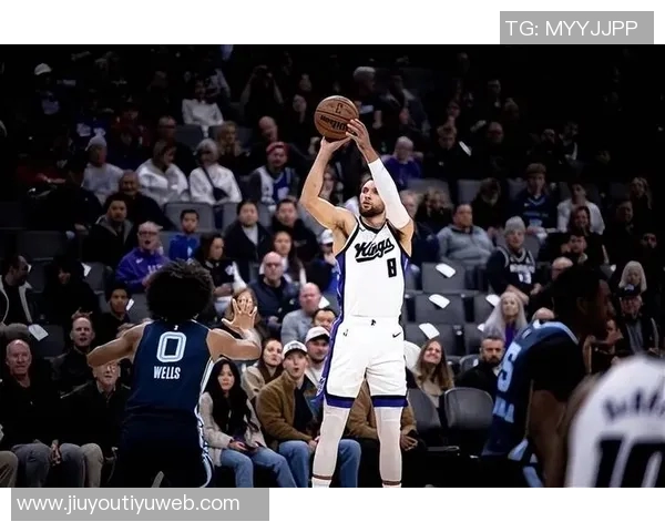 埃奇库姆表现出色如老将10投6中三分5中3罚球10中7砍下22分4篮板5助攻