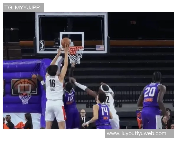 杨瀚森G联盟比赛三分球失误尴尬投篮竟然击中篮板侧沿引发笑声